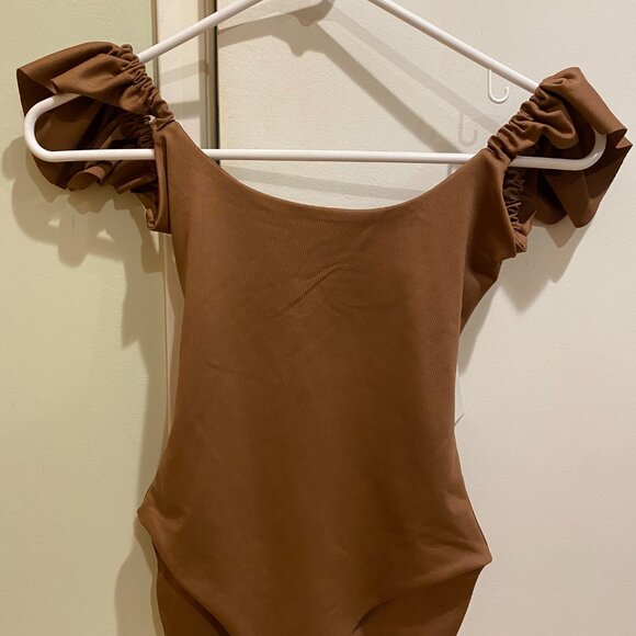 Londre - Ruffle Shoulder One Piece - Picture 3 of 10